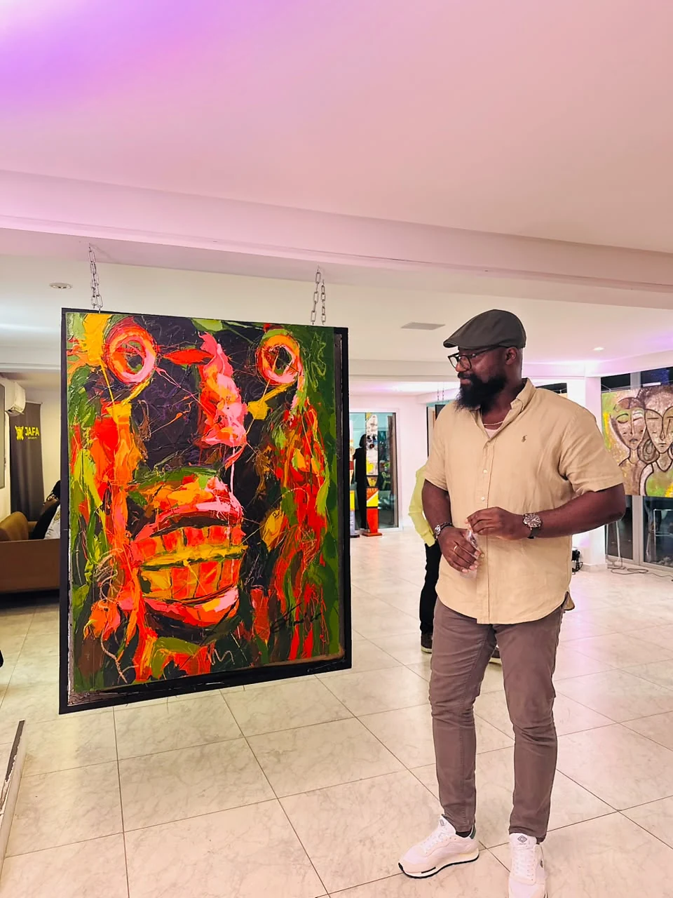 Jean-Marc OttiOné devant une œuvre lors d’une exposition
