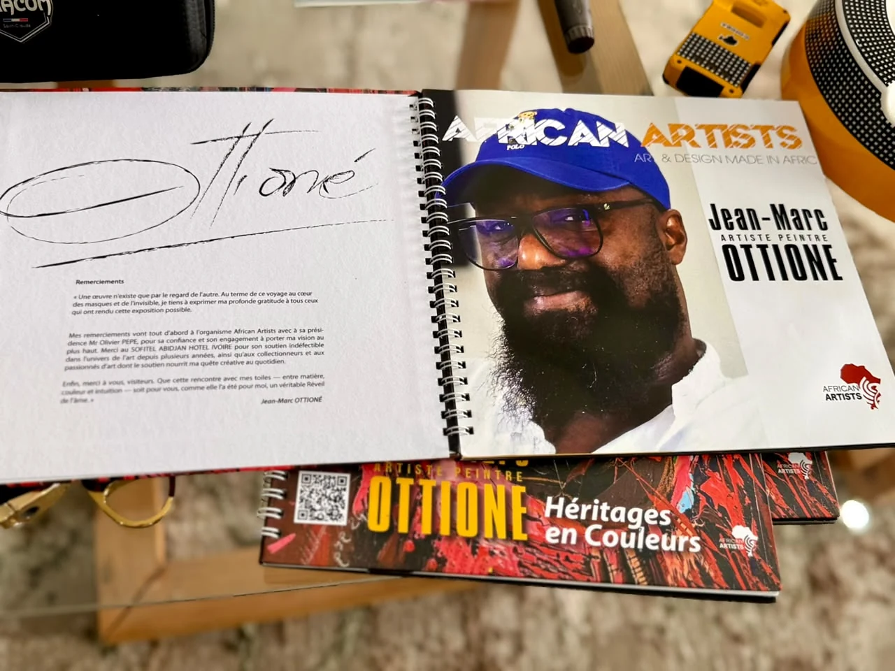 Catalogue Héritages en couleurs ouvert sur une table