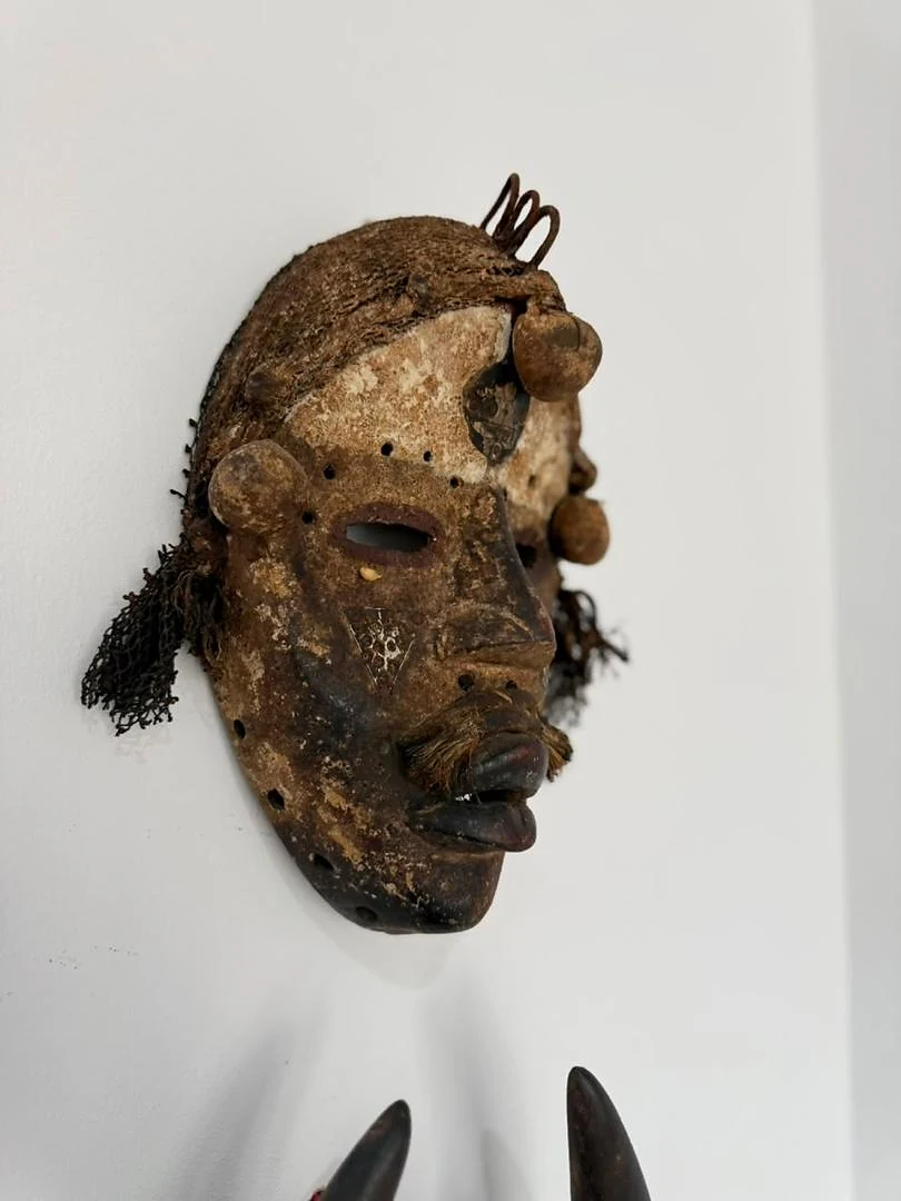 Masque traditionnel sculpté