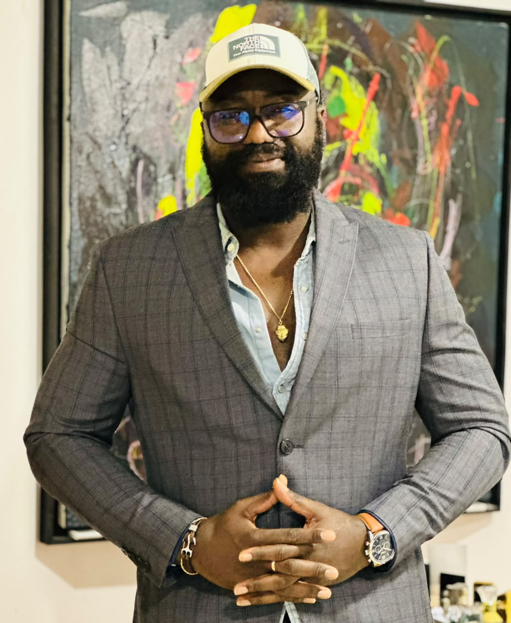 Portrait de Jean-Marc OttiOné devant une œuvre