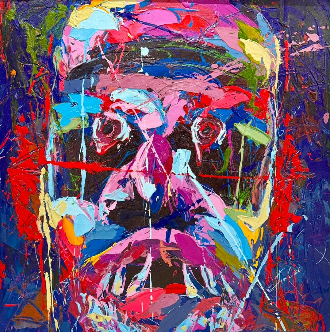 Visage peint en rose, bleu et rouge par Jean-Marc OttiOné