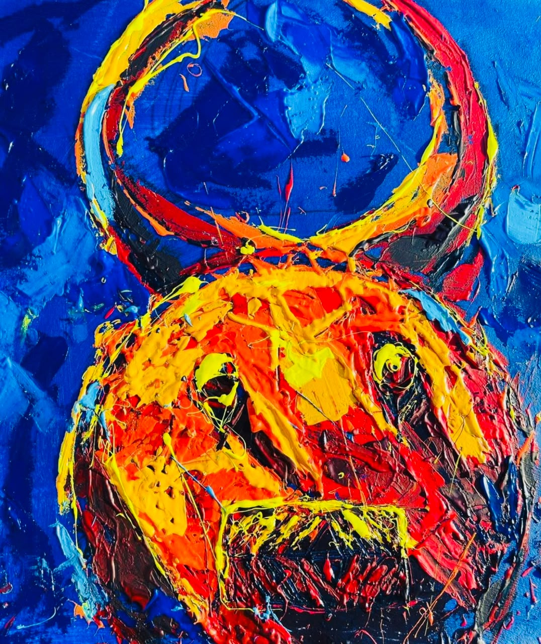 Open Mind, figure orange et jaune sur fond bleu